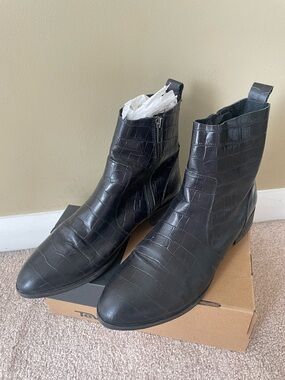 L'INTERVALLE Black Croc-Embossed Leather Ankle Booties